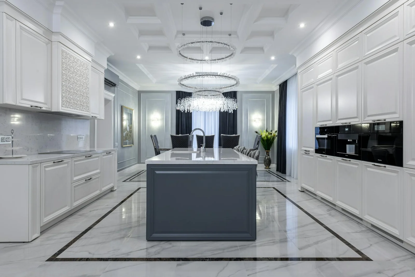 Phòng bếp hiện đại rộng rãi trong căn hộ tối giản được bài trí bằng nội thất sáng màu sang trọng. | Thiết kế nội thất 24