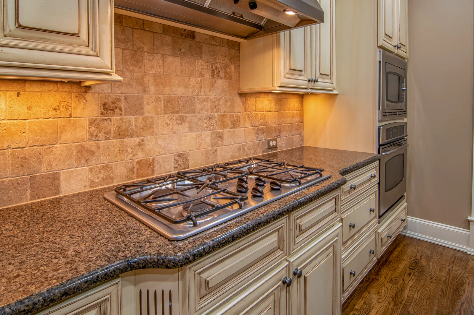 Không gian bếp thanh lịch tỏa sáng nhờ mặt đá granite sang trọng phối hợp cùng thiết bị inox sáng bóng, đảm bảo thẩm mỹ. | Thiết kế nội thất 24