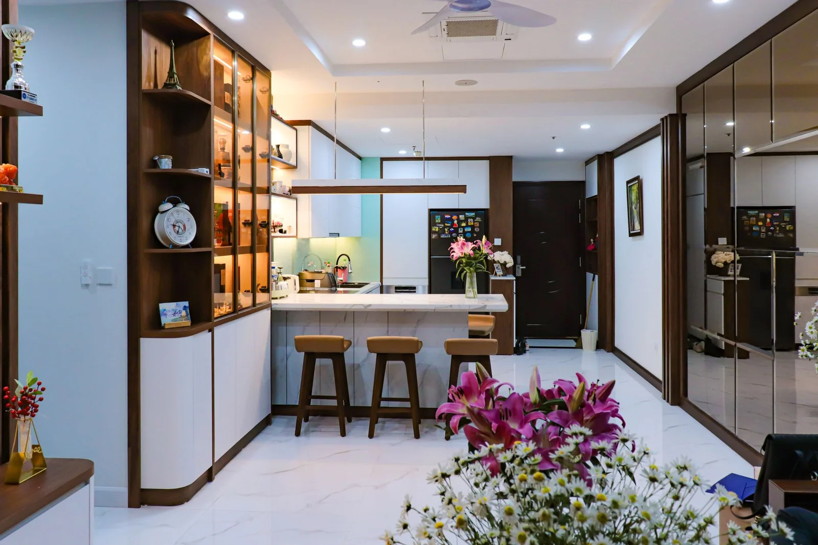 Khu vực bếp trung tâm đẳng cấp với quầy đảo phong cách, ghế bar êm ái và những chi tiết trang trí tinh tế. | Thiết kế nội thất 24