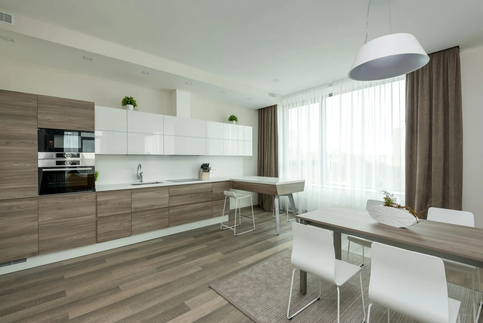 Thiết kế bếp hiện đại kết hợp gỗ tự nhiên hài hòa cùng khu vực ăn uống trung tâm mang lại vẻ đẹp ấm cúng. | Thiết kế nội thất 24