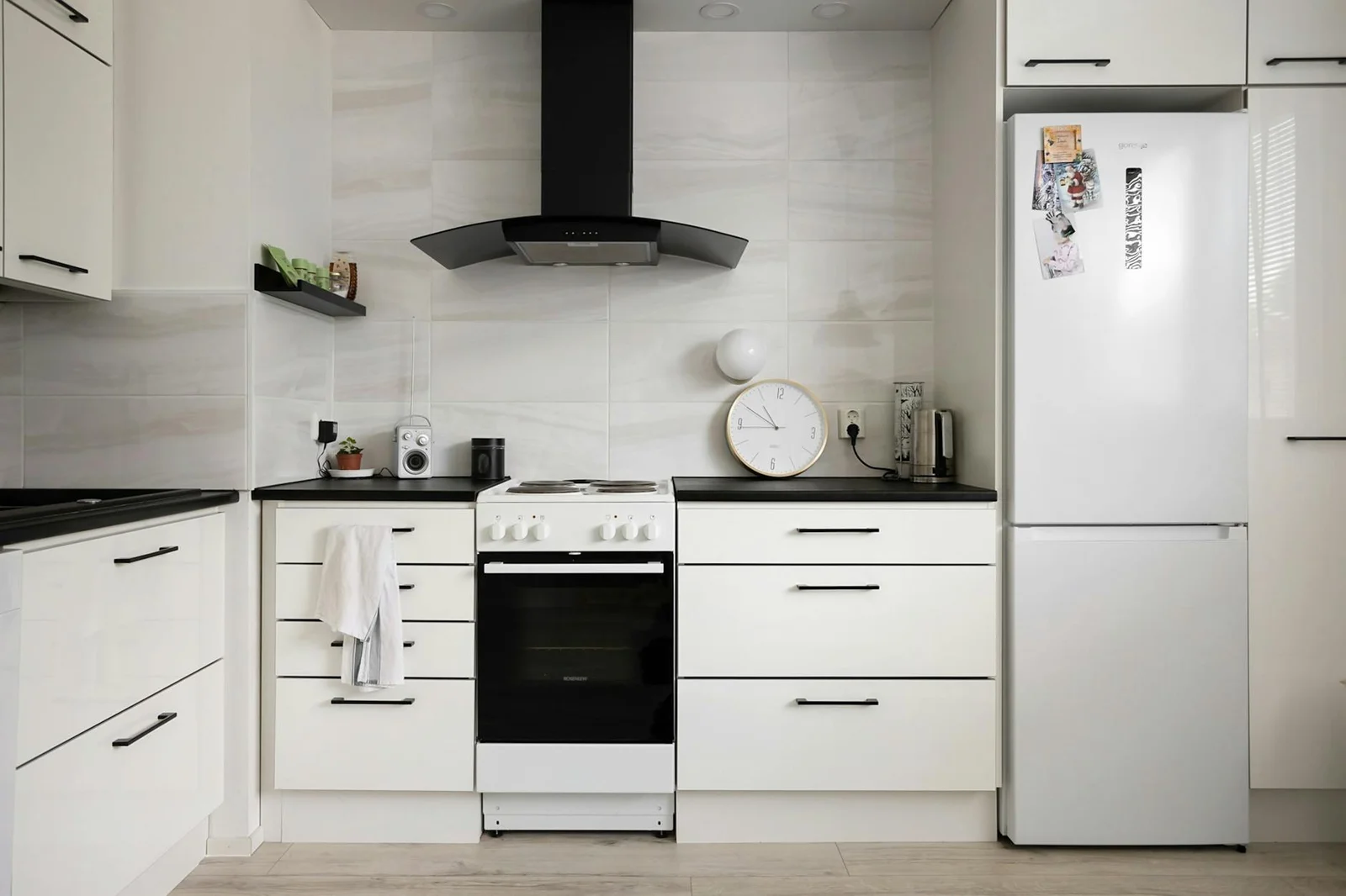 Bếp máy móc gọn gàng với hệ tủ trắng, bếp nấu và tủ lạnh tích hợp thể hiện rõ phong cách sống tối giản. | Thiết kế nội thất 24