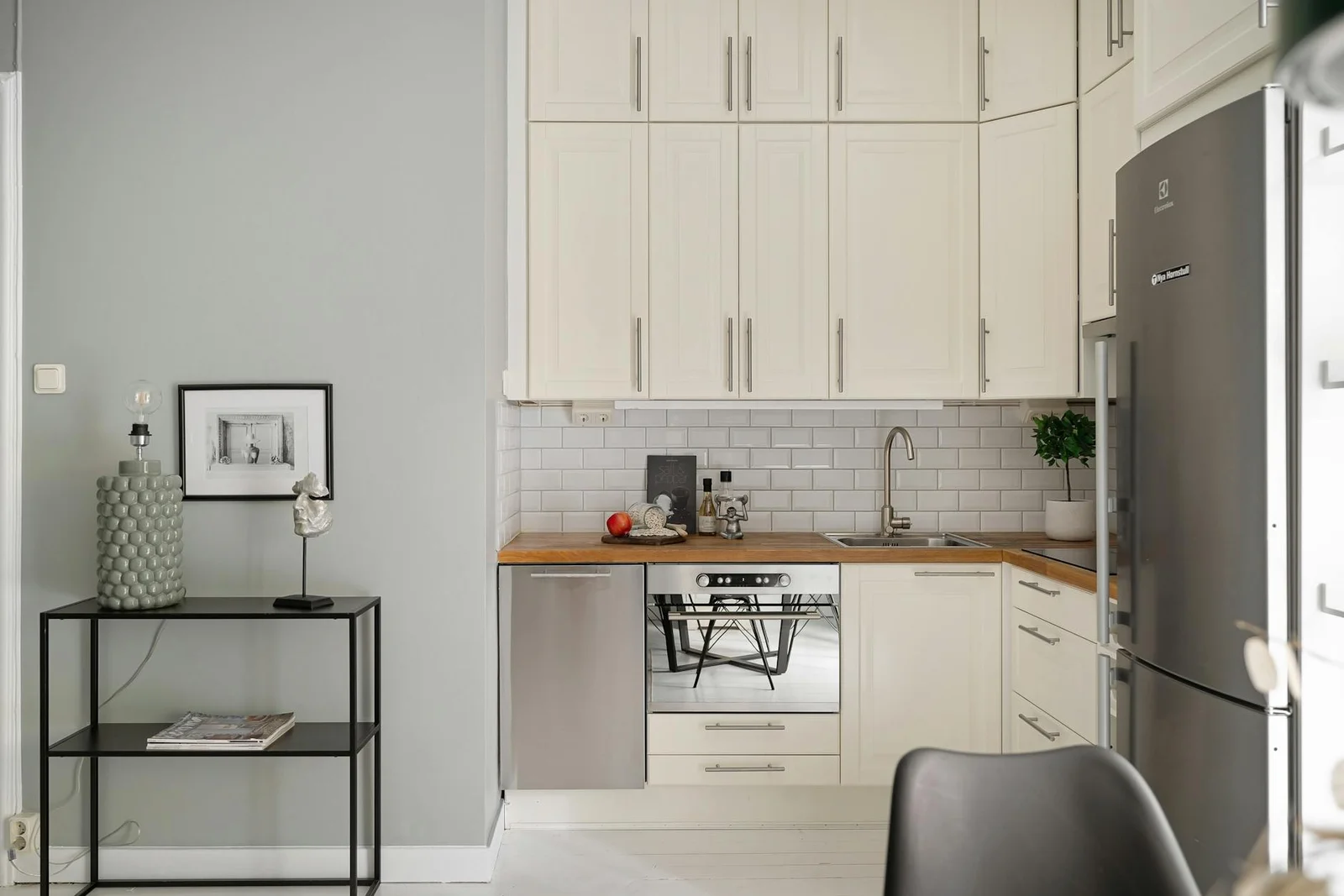 Không gian bếp sang trọng với tủ trắng đồng bộ, thiết bị inox sáng bóng cùng trang trí đơn giản đúng chuẩn Bắc Âu. | Thiết kế nội thất 24