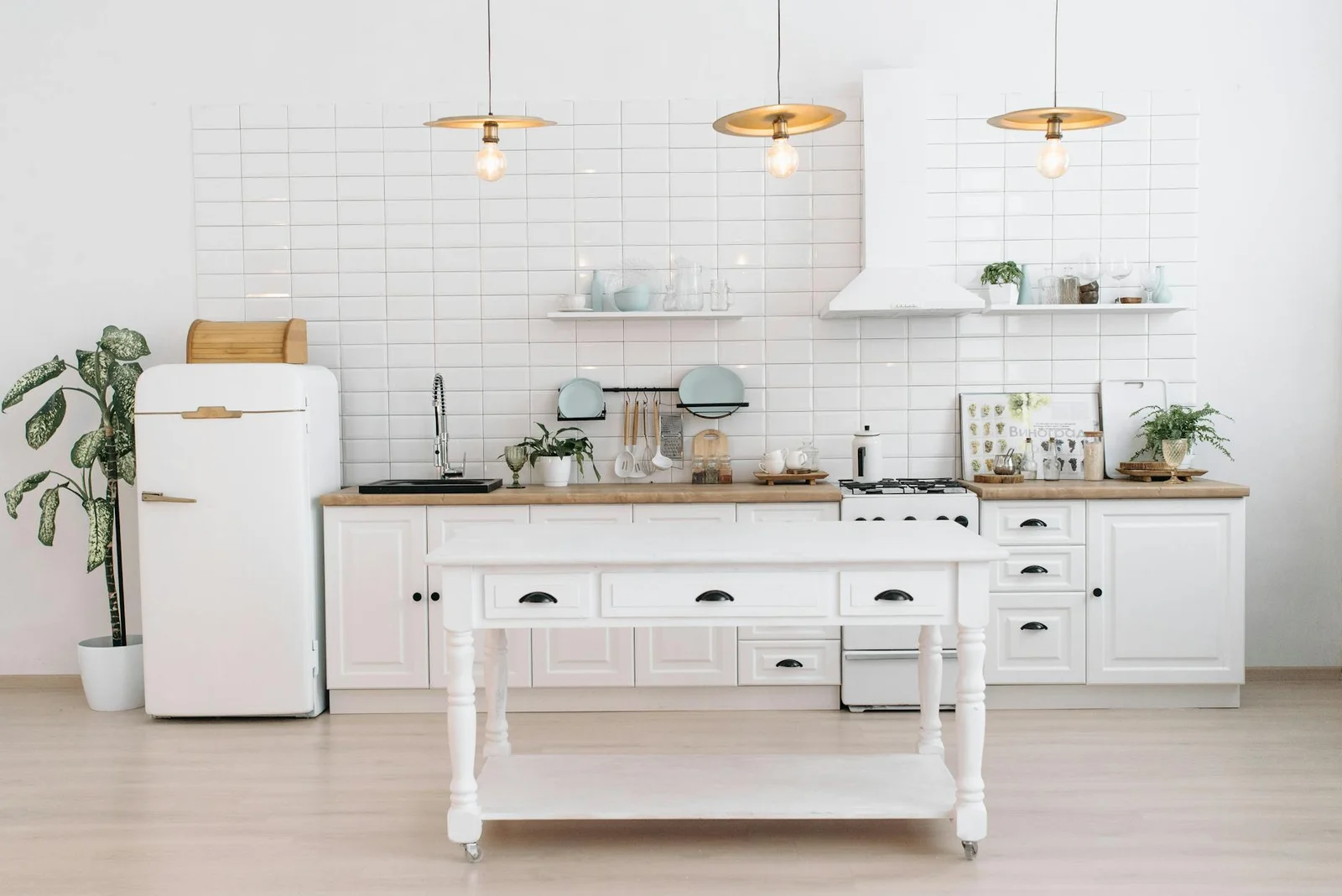 Phòng bếp ngập tràn ánh sáng với đồ cổ điển, chậu cây xanh tươi và đèn thả trần tạo điểm nhấn thanh lịch. | Thiết kế nội thất 24