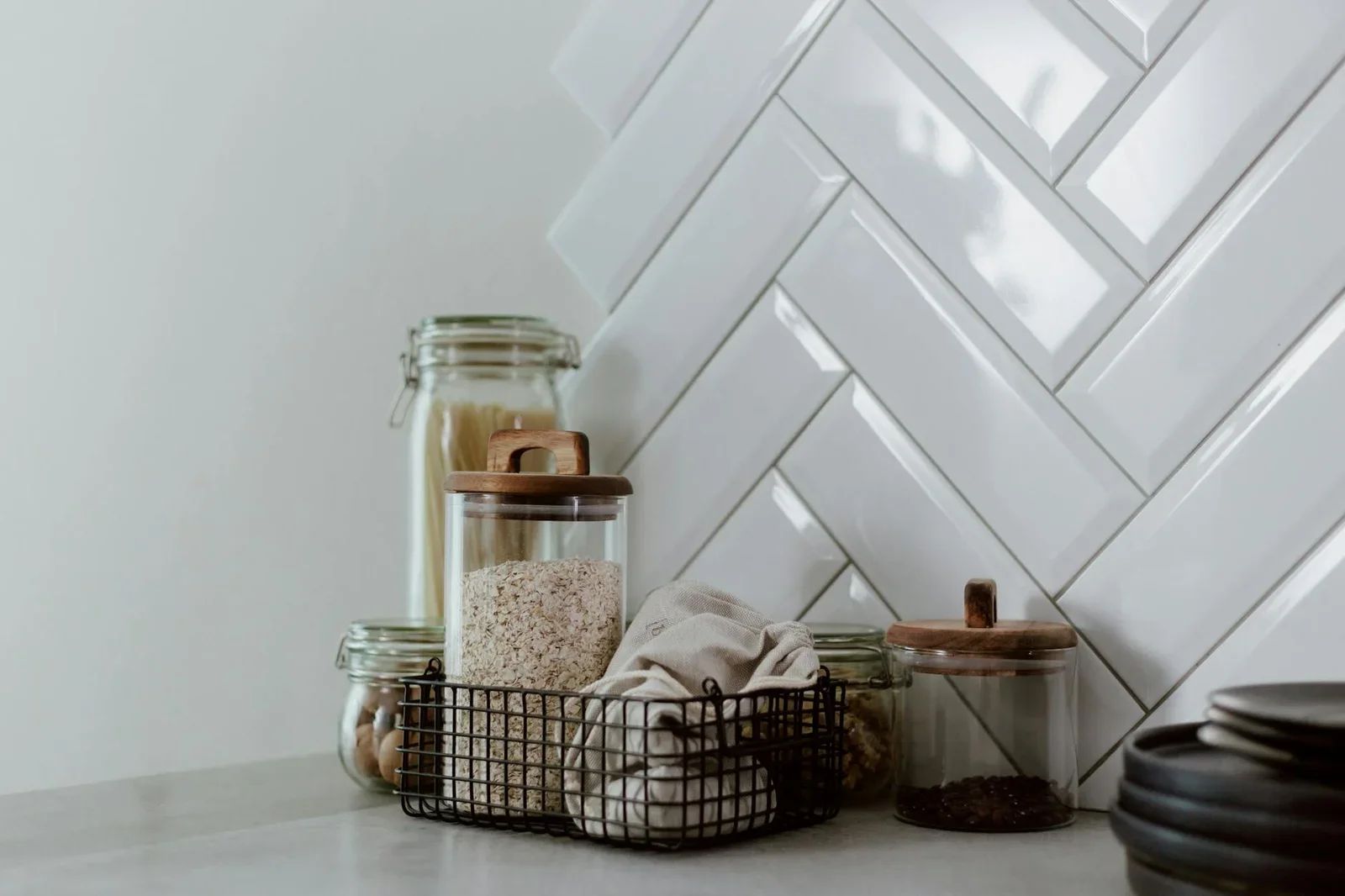 Stylish kitchen setup featuring glass jars with pasta and gr | Thiết kế nội thất 24