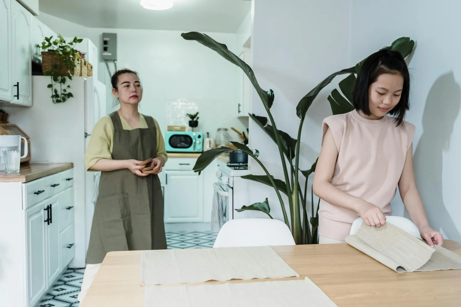 Khoảnh khắc gắn bó giữa hai thế hệ khi cùng nhau chuẩn bị mâm cơm trên mặt bếp rộng rãi thoáng đãng trong nhà. | Thiết kế nội thất 24