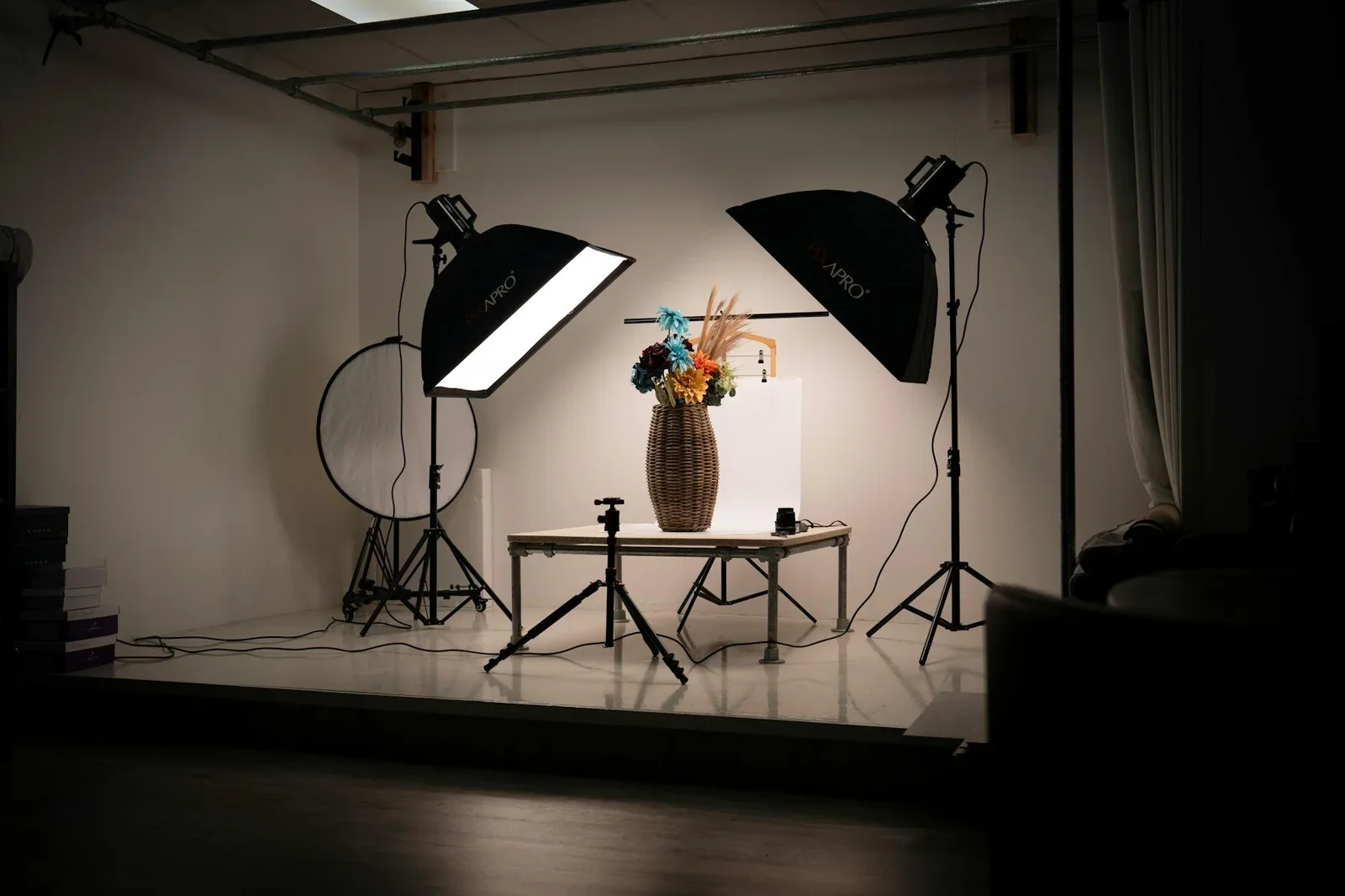 Góc studio với dàn đèn chuyên nghiệp cùng giỏ hoa mộc mạc, gợi ý cách sắp đặt ánh sáng và cây xanh cho góc bếp nhỏ. | Thiết kế nội thất 24