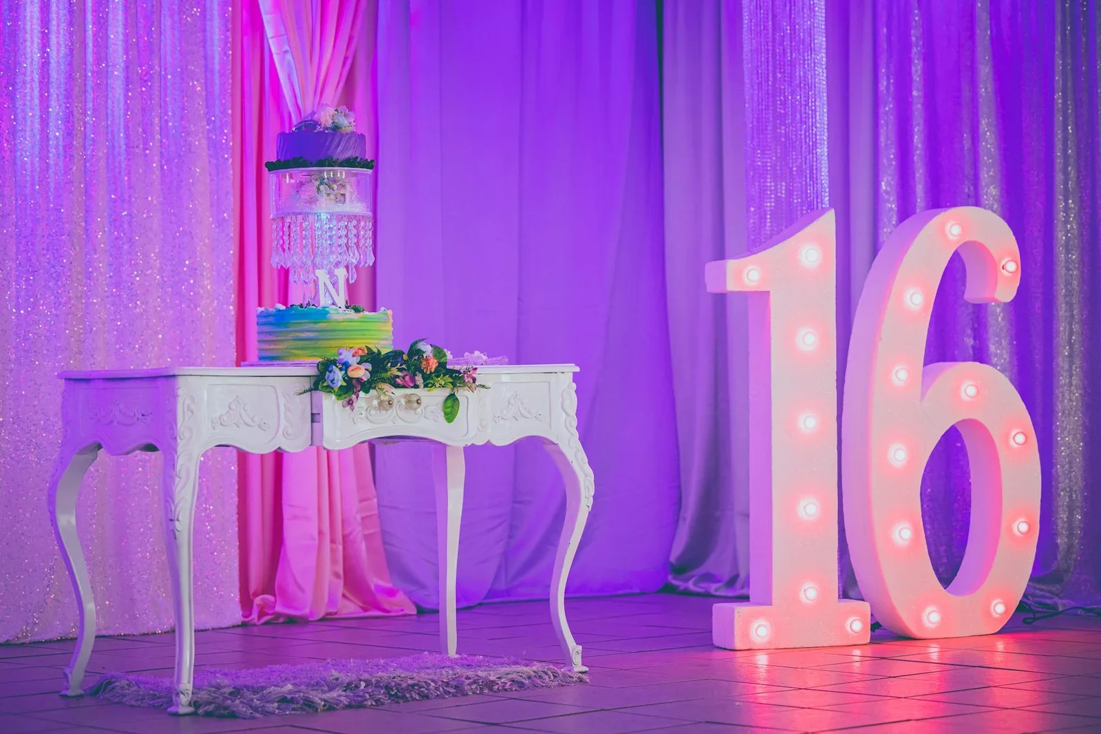 Bàn tiệc sinh nhật rực rỡ với bánh kem cùng số 16 phát sáng, ý tưởng trang trí bàn ăn gia đình thêm ấm cúng. | Thiết kế nội thất 24