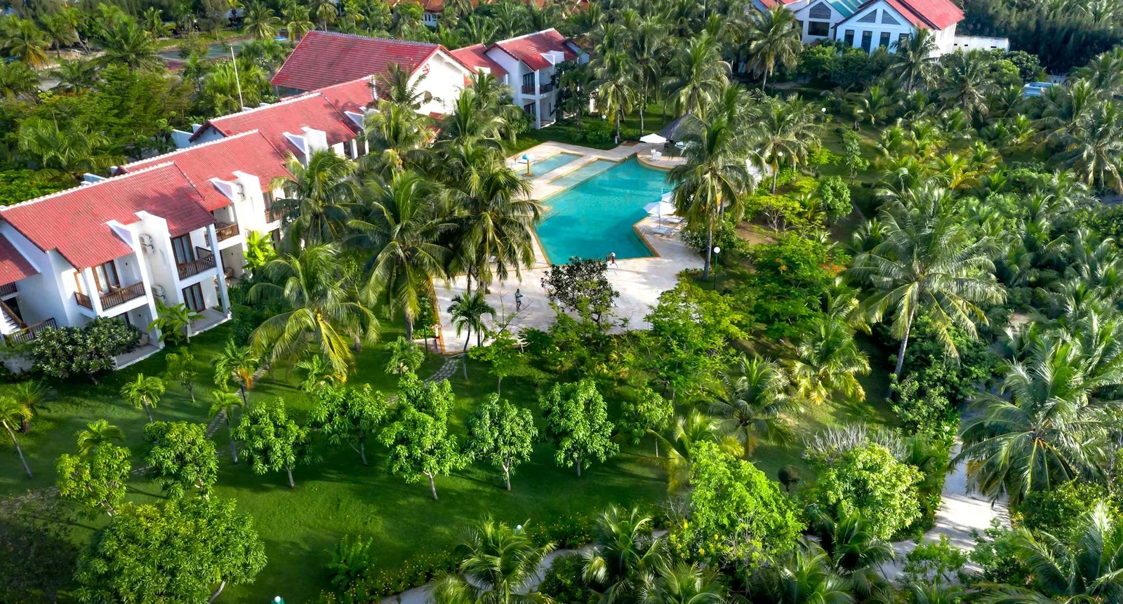 Aerial view of a beautiful tropical resort featuring lush gr | Thiết kế nội thất 24