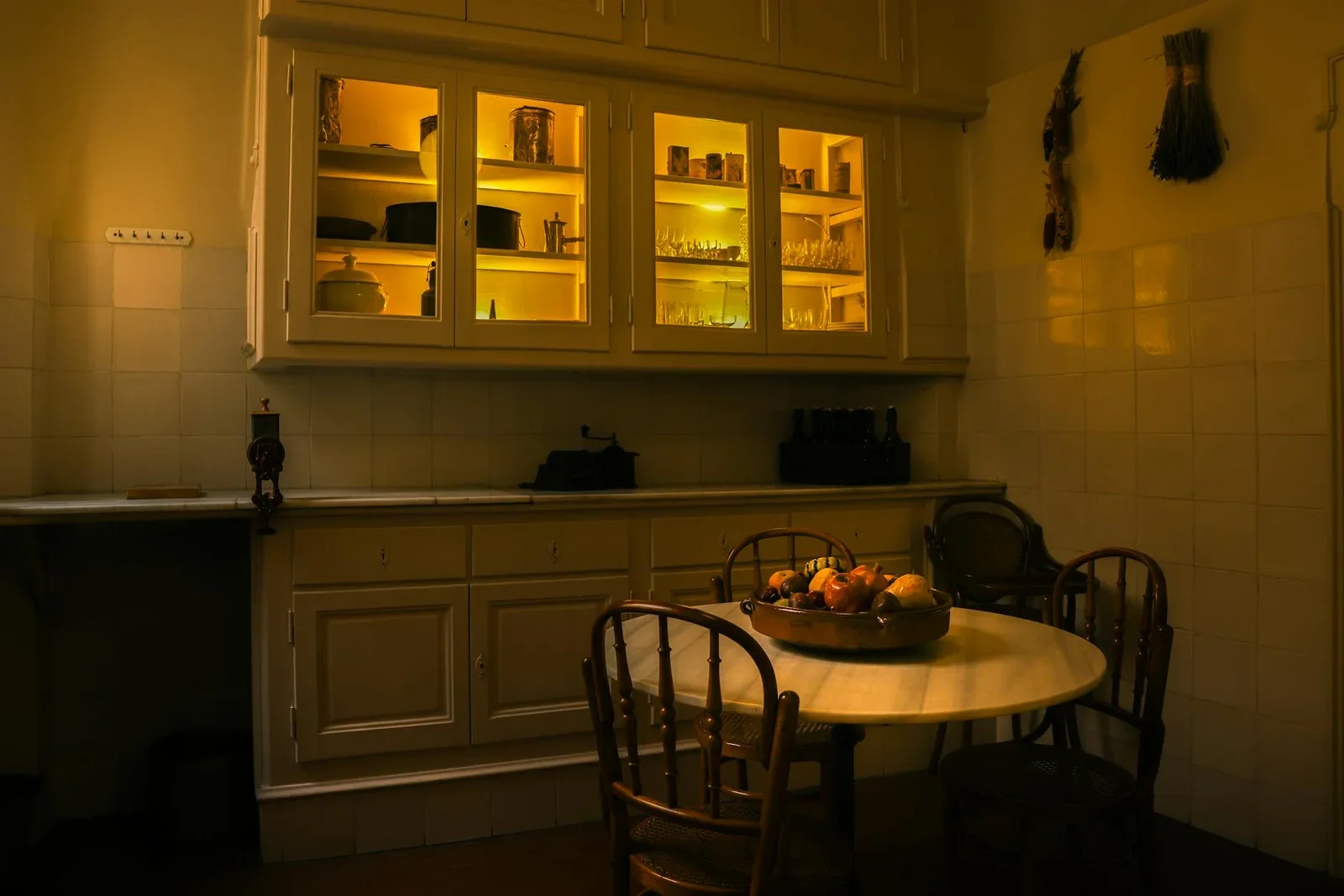 Warm vintage kitchen with illuminated cabinets and dining se | Thiết kế nội thất 24
