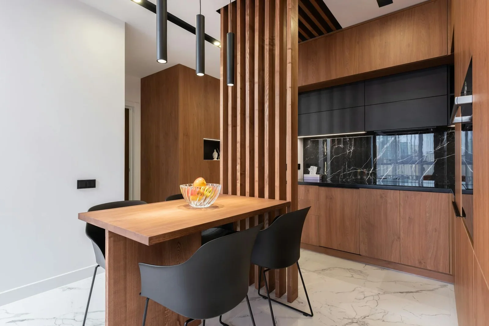 Thiết bị hiện đại phối hợp nội thất gỗ tự nhiên, điểm nhấn đá cẩm thạch sáng bóng tôn lên vẻ đẹp sang trọng. | Thiết kế nội thất 24