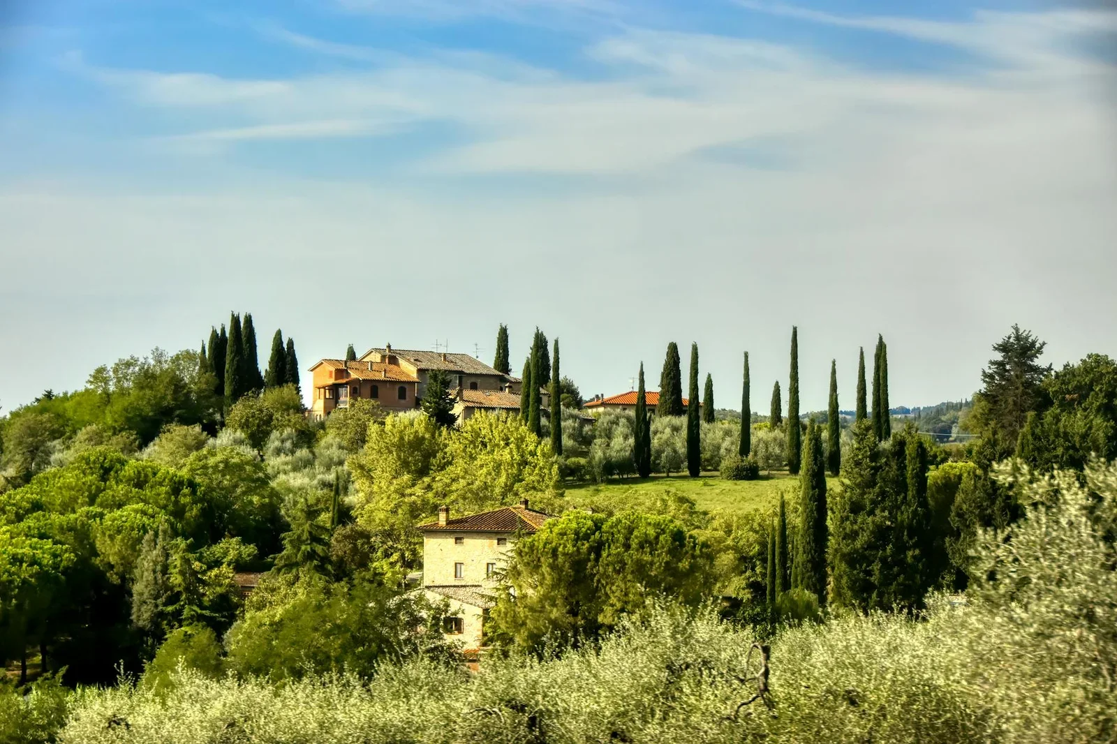 Khung cảnh Tuscan thanh bình với biệt thự cổ điển và thảm xanh tươi mát, nguồn cảm hứng thiết kế phòng bếp biệt thự. | Thiết kế nội thất 24