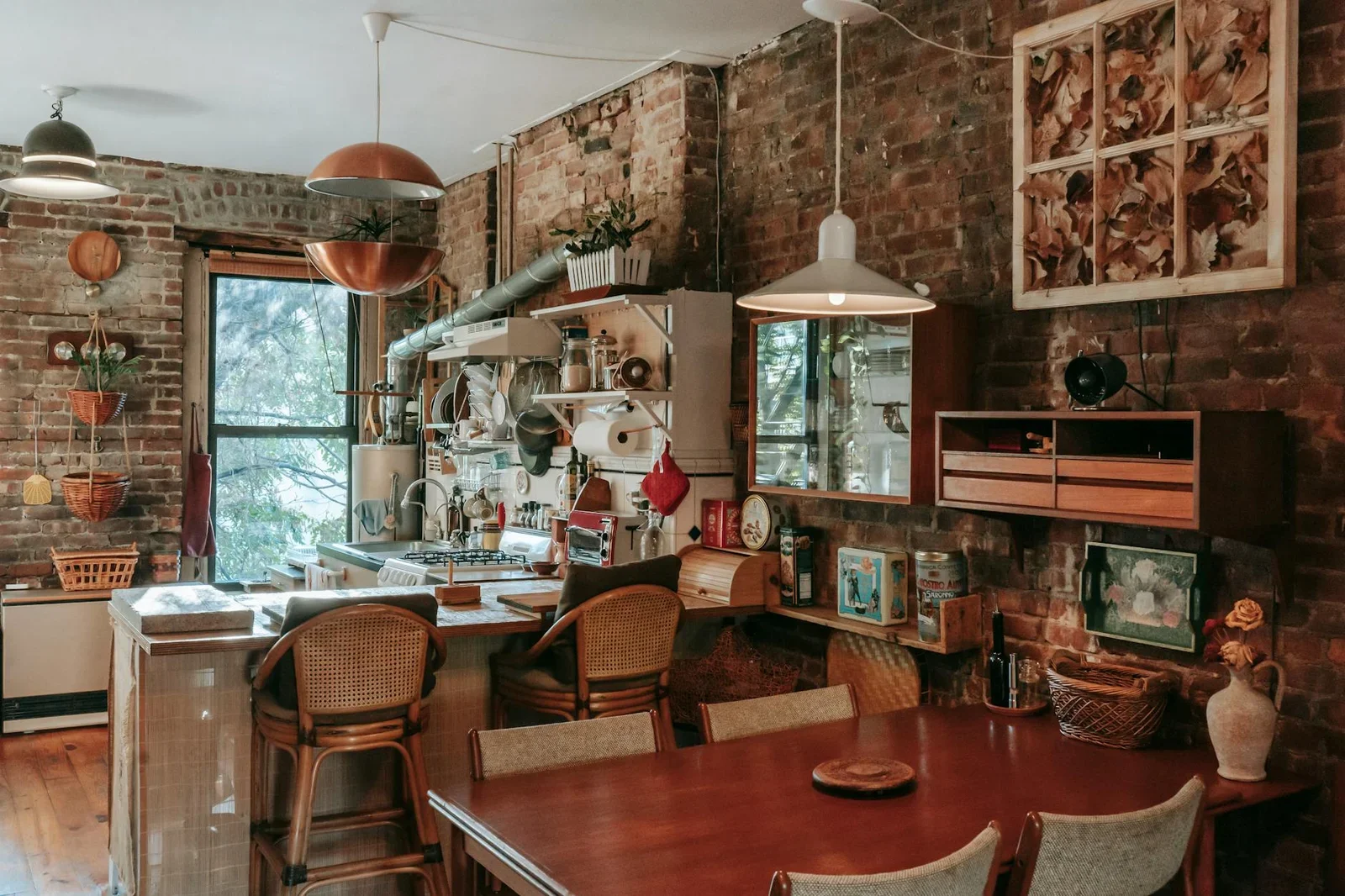 Góc ăn uống ấm cúng trang trí tinh tế cạnh bếp, tường gạch thô mộc đón nắng vàng tạo nét đẹp hiện đại phóng khoáng. | Thiết kế nội thất 24