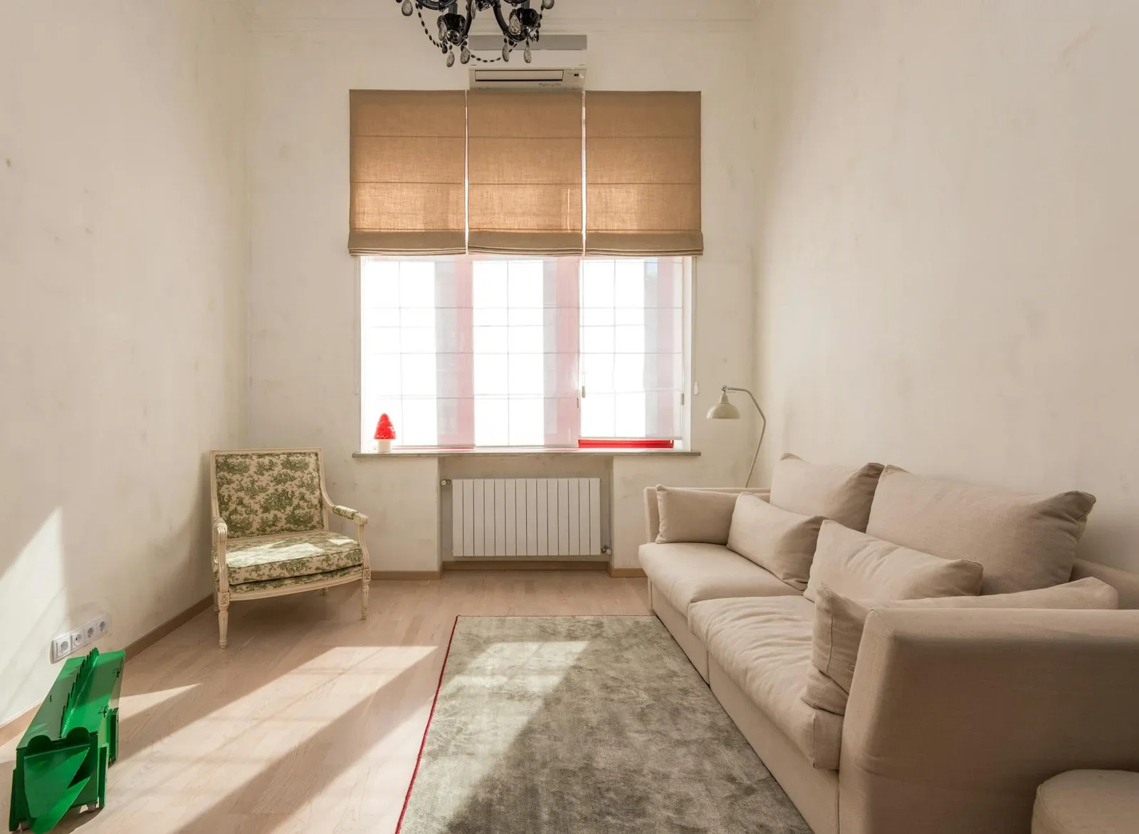 Bright, minimalist living room with beige sofa and classic a | Thiết kế nội thất 24