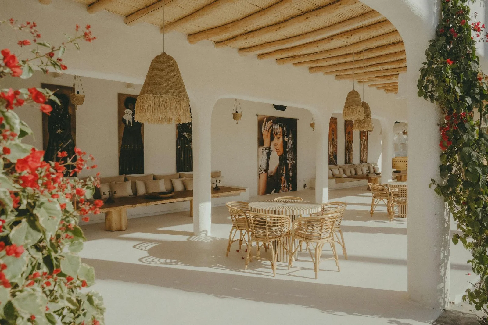 Sân trong kiểu Maroc mời gọi với nội thất mây tre đan, khung vòm kiến trúc và mảng hoa sắc màu rực rỡ tại Marrakesh. | Thiết kế nội thất 24