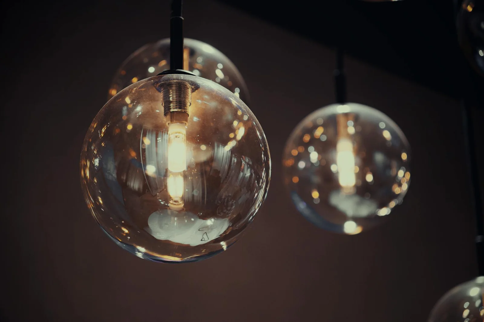 Cận cảnh bóng đèn Edison cổ điển trong quả cầu thủy tinh, tỏa ánh sáng vàng ấm áp, kiến tạo không gian trầm mặc và lãng mạn. | Thiết kế nội thất 24