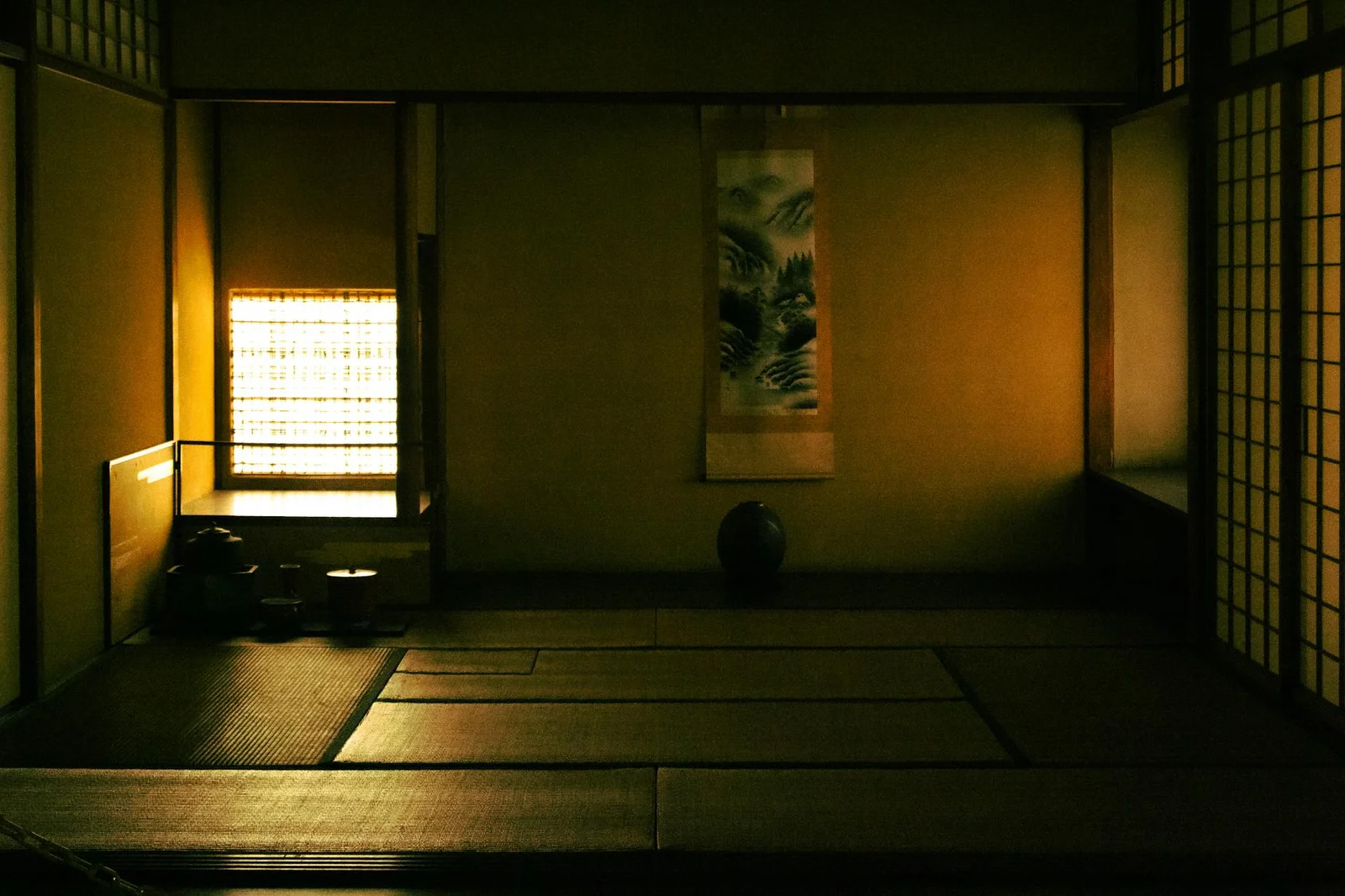 Phòng tatami truyền thống toát lên sự bình yên nhờ ánh sáng dịu dàng phối hợp cùng thiết kế tối giản mang đậm chất Nhật. | Thiết kế nội thất 24