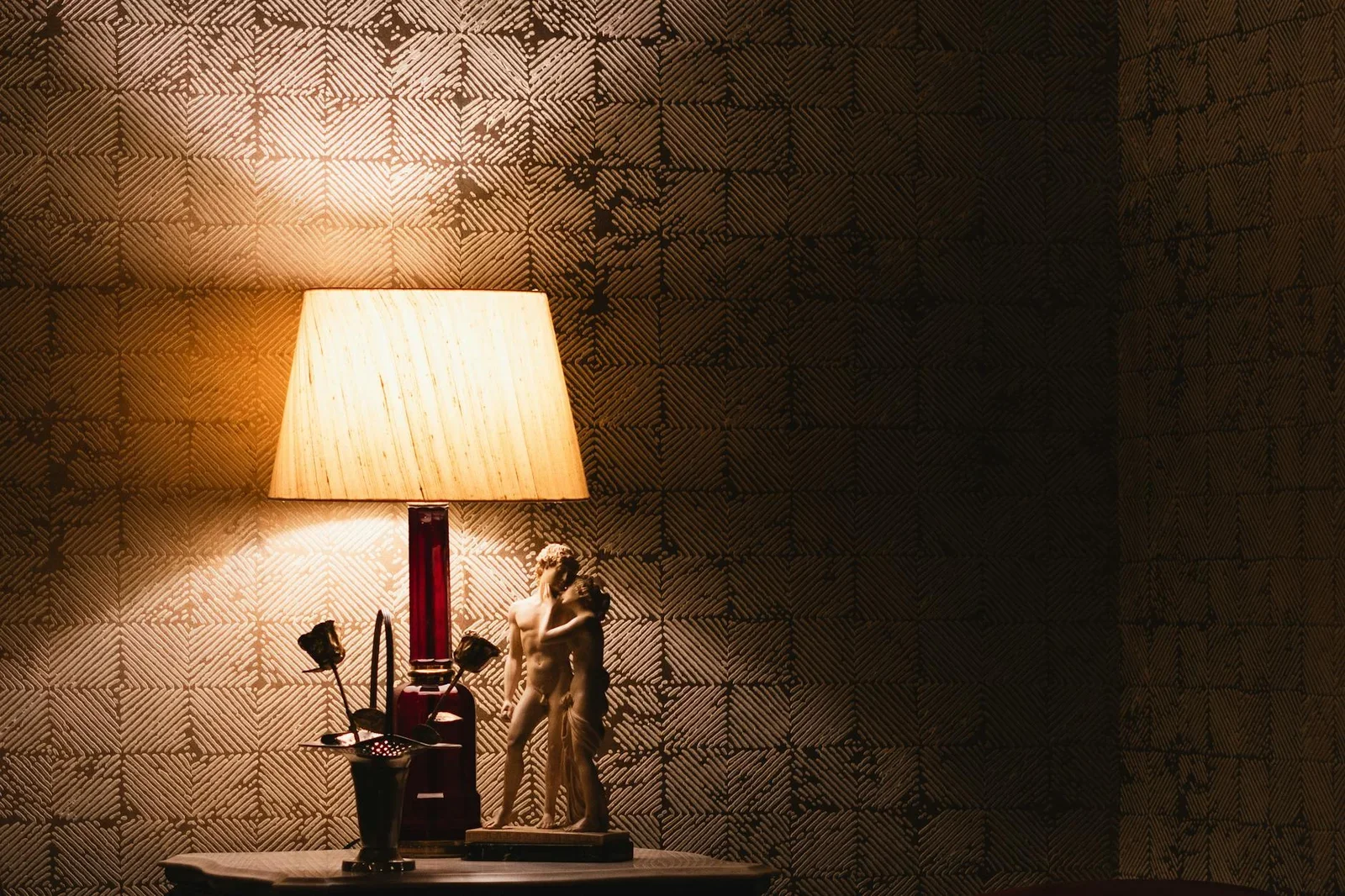 Close-up of a vintage Italian figurine and a table lamp crea | Thiết kế nội thất 24