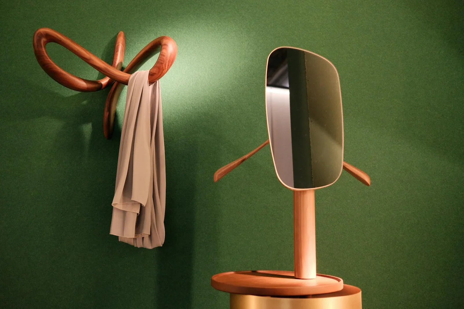 Stylish wooden hanger and mirror on green wall in Milan, cre | Thiết kế nội thất 24