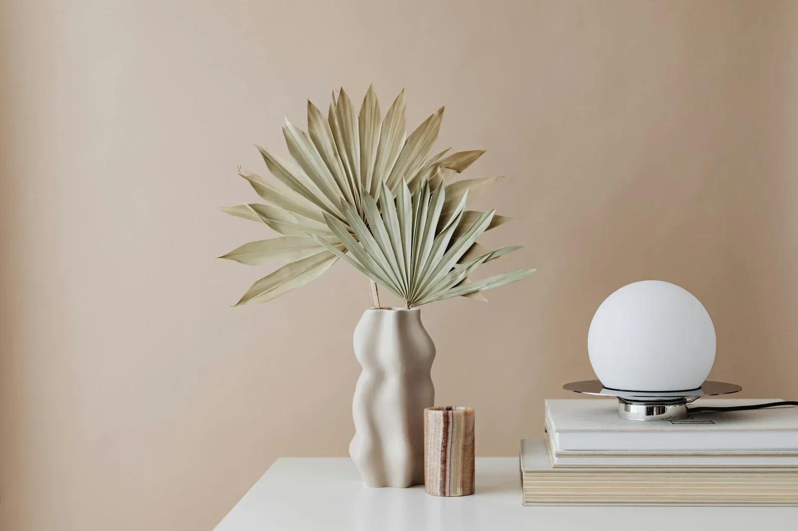 Elegant minimalist interior featuring a dried palm arrangeme | Thiết kế nội thất 24