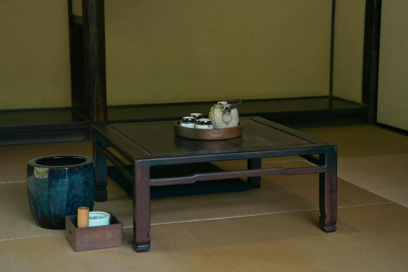 Phòng trà tatami thanh tịnh với bộ bàn gỗ mộc mạc và ấm trà tinh xảo, khơi gợi hành trình khám phá văn hóa. | Thiết kế nội thất 24