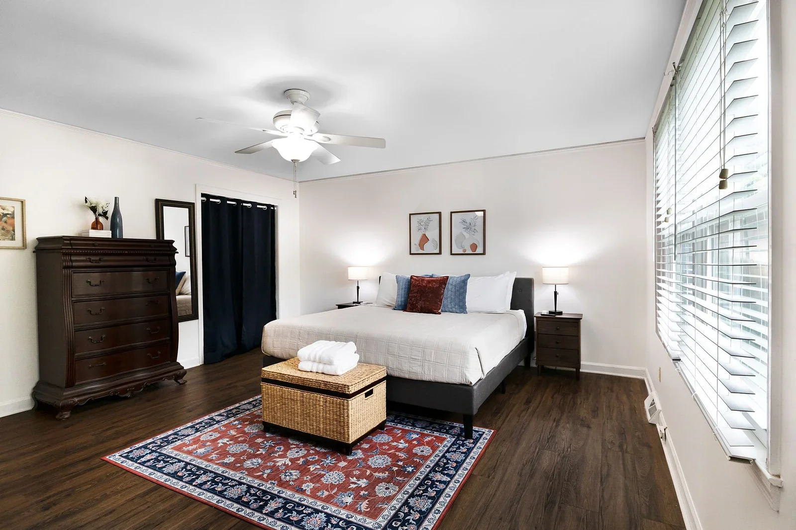 Căn phòng tràn ngập ánh sáng tự nhiên cùng decor hiện đại, tạo không gian rộng rãi và năng động cho hai bé sinh hoạt. | Thiết kế nội thất 24