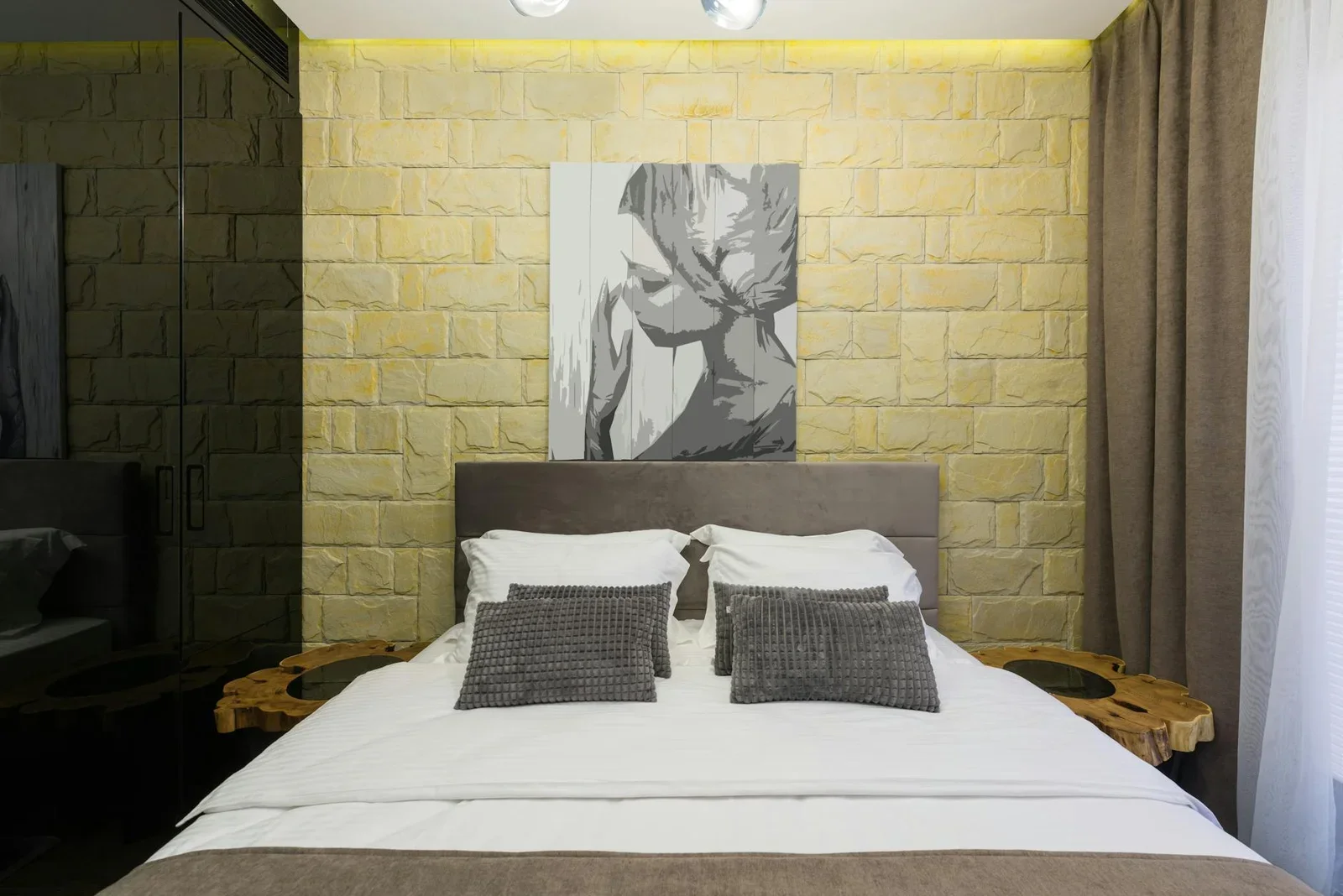 Không gian loft cá tính với tường thô và tranh nghệ thuật, đệm êm ái tạo góc nghỉ ngơi đầy cảm hứng cho hai bé. | Thiết kế nội thất 24