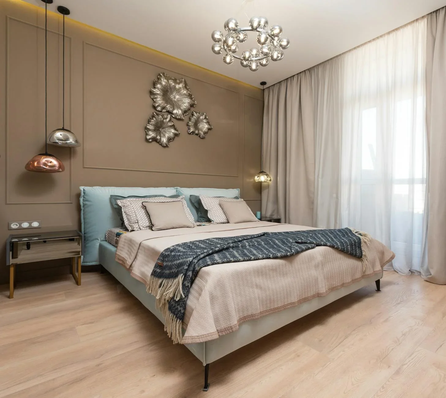 Giường ngủ kê cạnh bàn học tiện nghi, đèn thả trần nghệ thuật cùng rèm cửa mềm mại tạo góc thư giãn lý tưởng. | Thiết kế nội thất 24