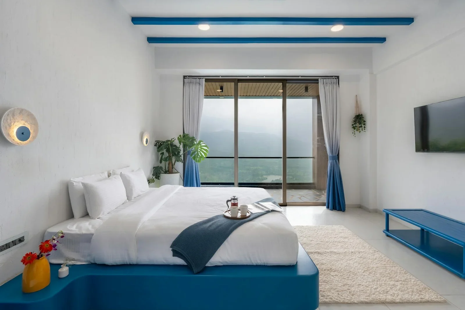 Thiết kế tối giản tông trắng sáng, cửa kính lớn ngắm view núi cùng điểm nhấn trang trí ấm cúng và thư thái. | Thiết kế nội thất 24