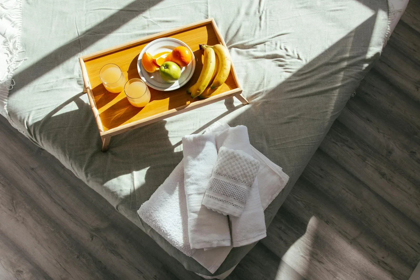 Căn phòng tràn ngập nắng mai, giường nệm mềm mại được sắp xếp gọn gàng cùng khay trái cây tươi mát đầy sức sống. | Thiết kế nội thất 24