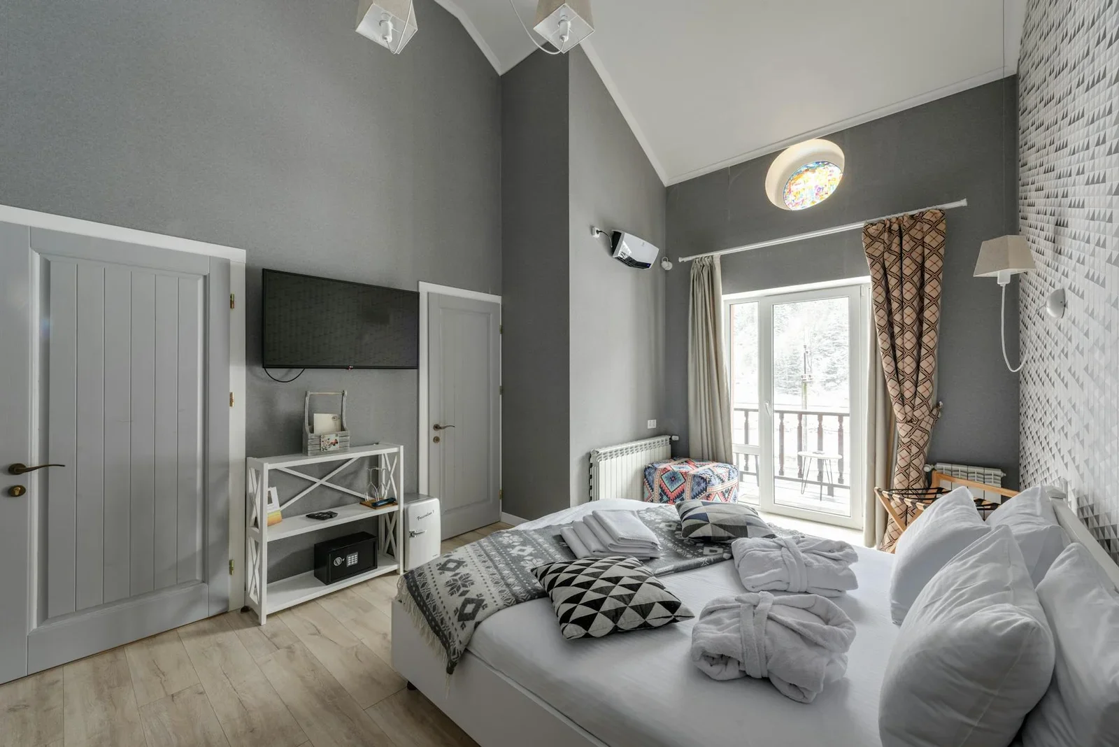 Thiết kế hiện đại mang đến cảm giác thư thái nhờ ban công thoáng đãng cùng những chi tiết trang trí thanh lịch. | Thiết kế nội thất 24