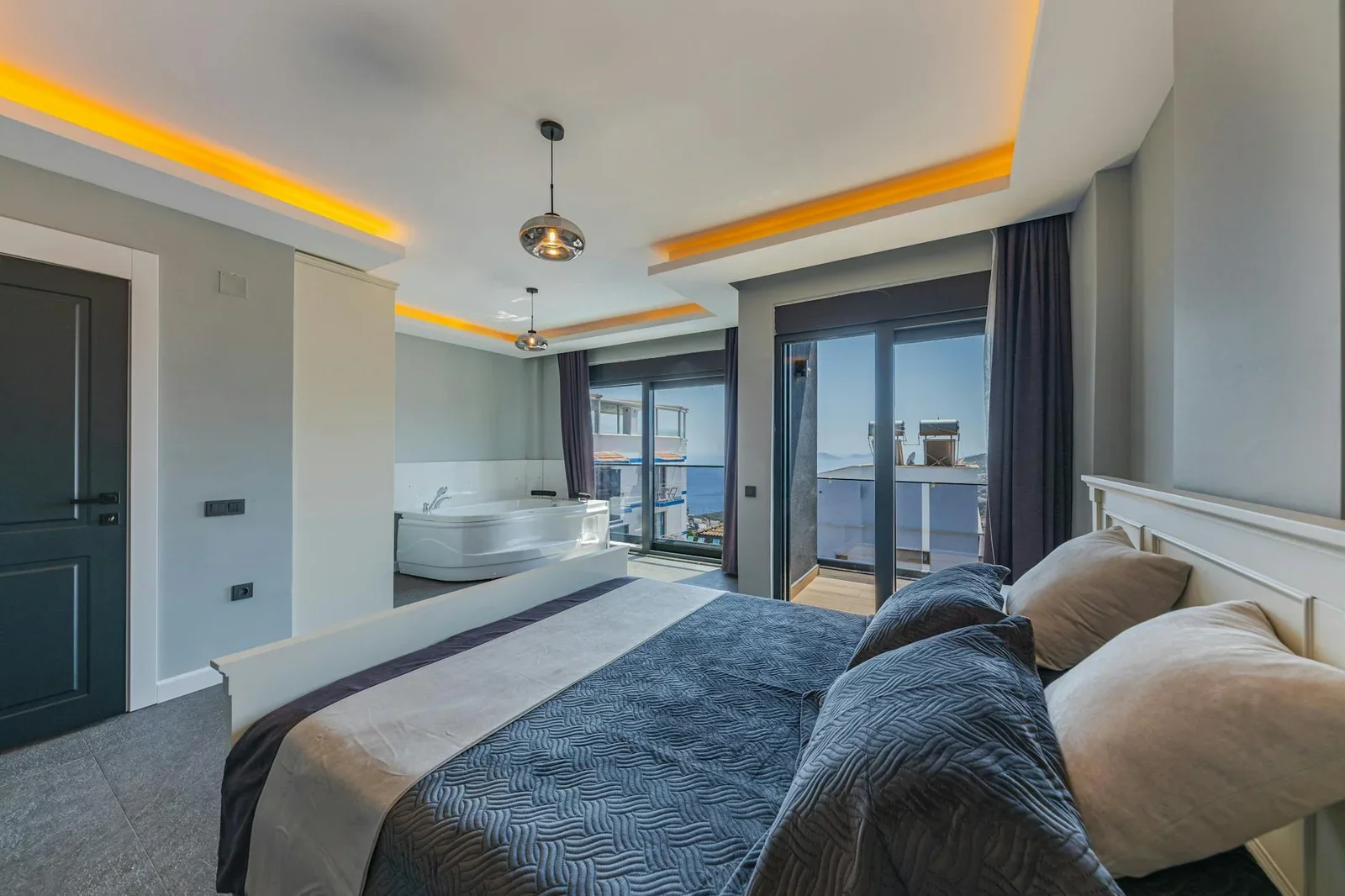 Căn phòng rộng rãi phong cách đương đại, nội thất cao cấp kết hợp cửa kính khổ lớn hướng ra đại dương bao la. | Thiết kế nội thất 24