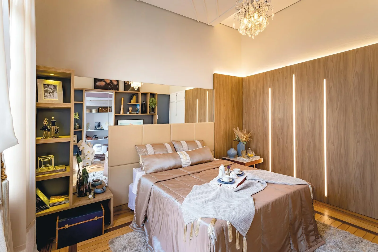 Phòng ngủ hiện đại sang trọng với decor tinh tế, ánh sáng ấm áp cùng khay điểm tâm, mang đến tiện nghi đẳng cấp. | Thiết kế nội thất 24