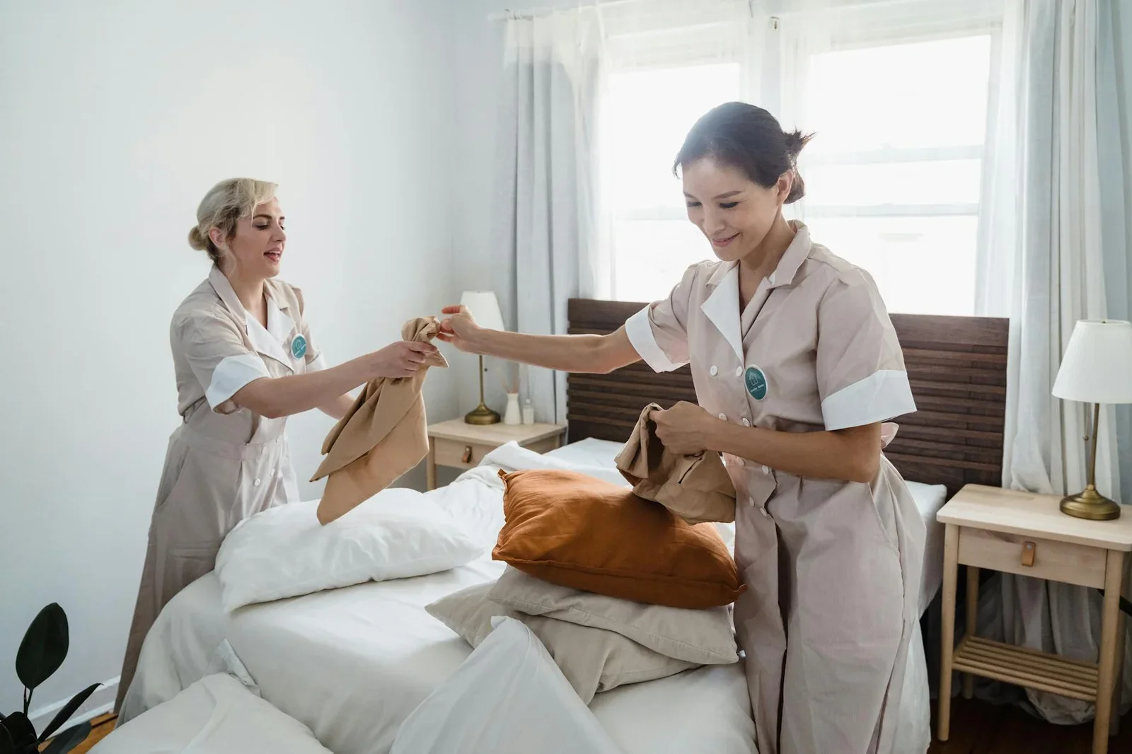 Phòng ngủ tràn ngập ánh sáng với giường ngủ được chỉnh chu tỉ mỉ, tạo nền tảng hoàn hảo cho góc làm việc tại gia. | Thiết kế nội thất 24