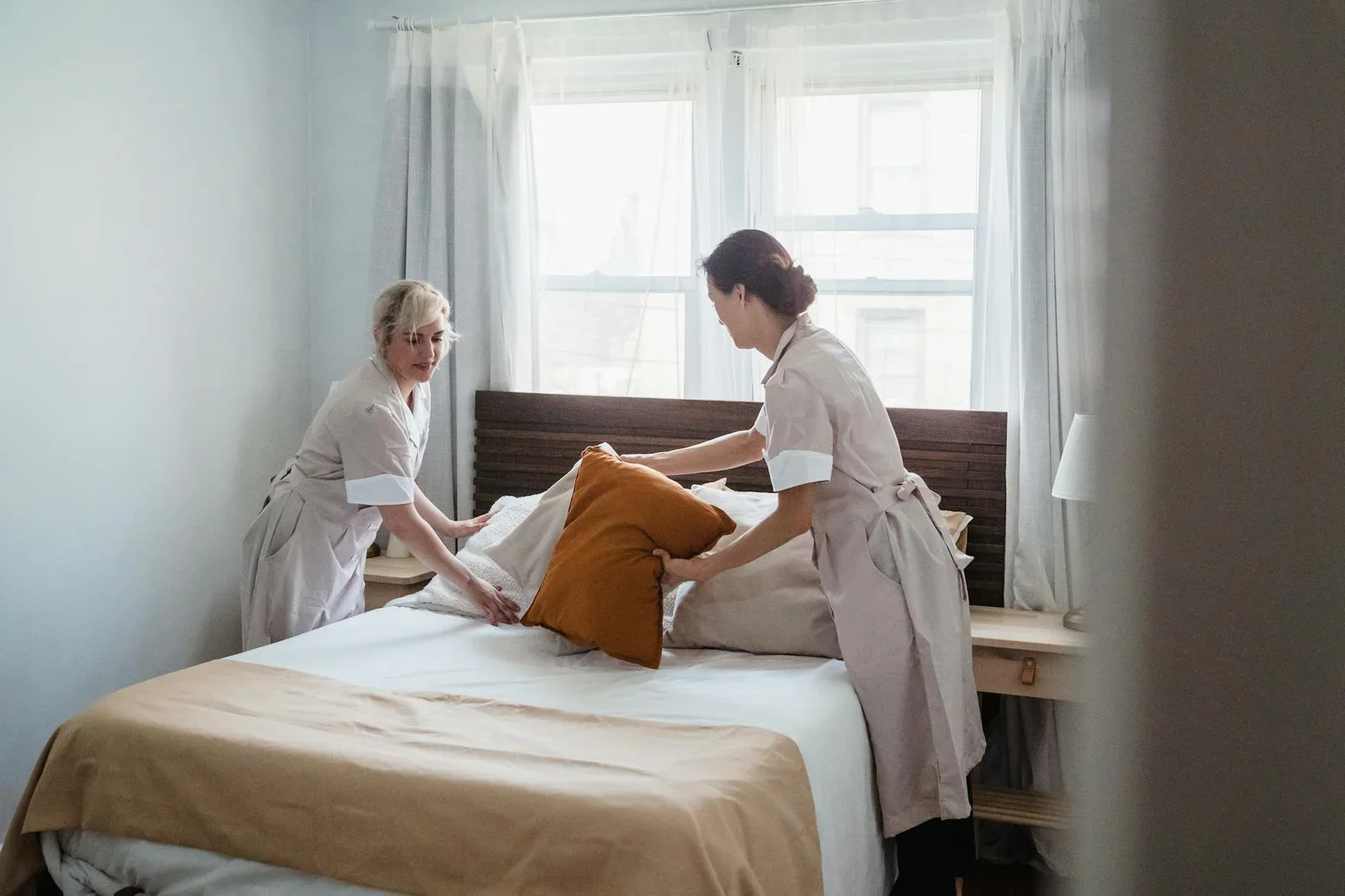 Ga giường được sắp xếp tỉ mỉ trong không gian sáng sủa, bố cục gọn gàng mở lối di chuyển thuận tiện sang phòng thay đồ. | Thiết kế nội thất 24