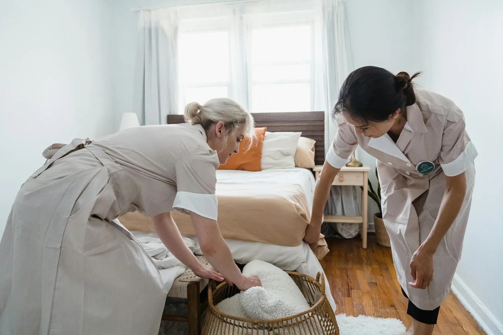 Nhân viên đang chỉnh trang phòng ngủ ngăn nắp, mang lại sự tiện nghi và cảm giác thư thái tuyệt đối cho không gian riêng. | Thiết kế nội thất 24