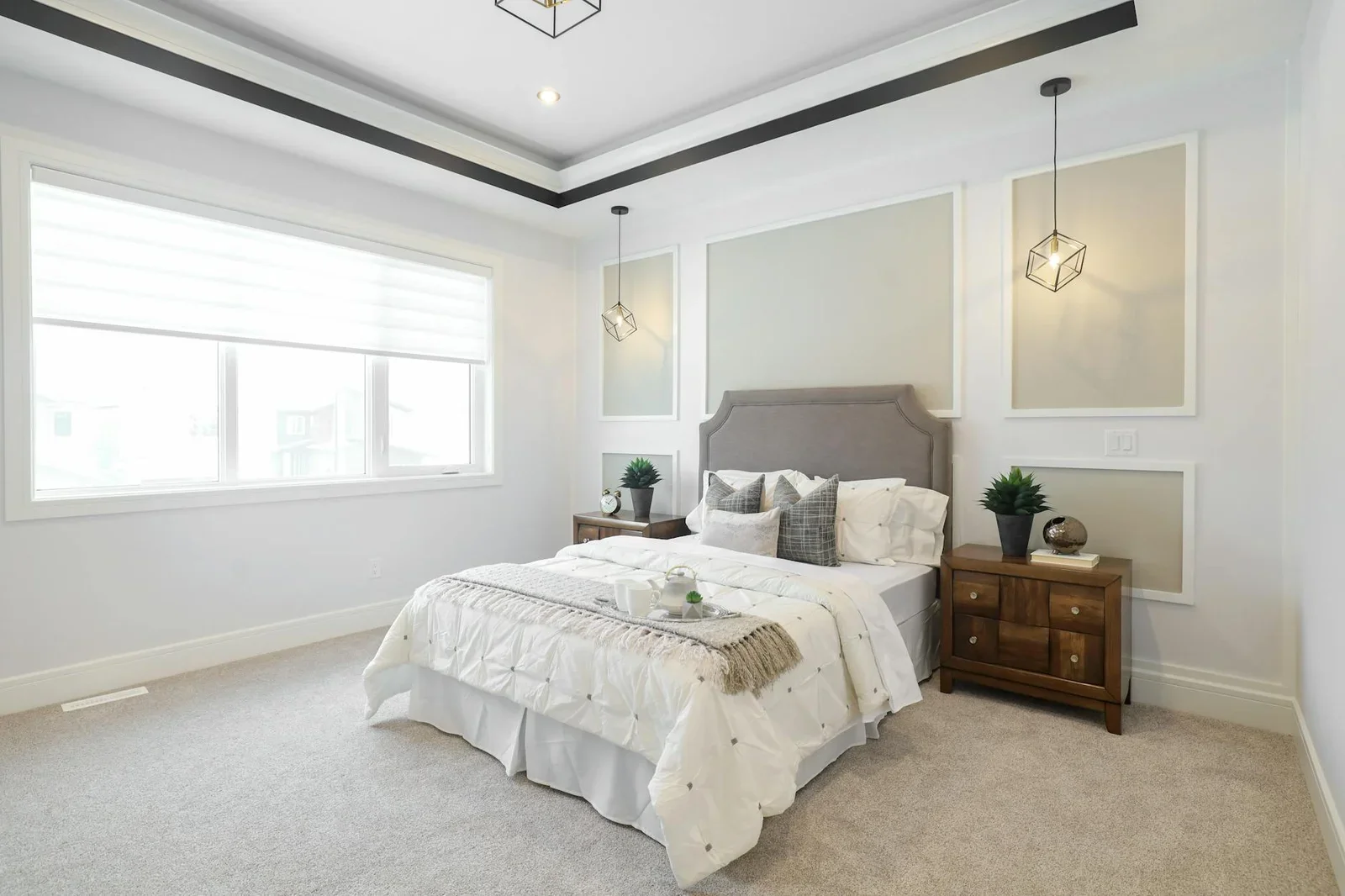 Phong cách tối giản lên ngôi với hệ thống đèn nghệ thuật độc đáo, mang đến vẻ đẹp đương đại tinh tế cho phòng ngủ. | Thiết kế nội thất 24
