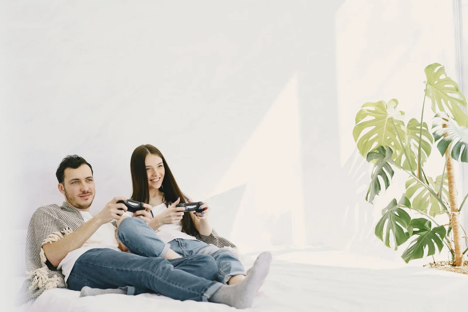 Phòng ngủ tràn ngập ánh sáng tự nhiên, bố trí giường ngủ rộng rãi, cây xanh trang trí và góc giải trí đôi thư giãn. | Thiết kế nội thất 24
