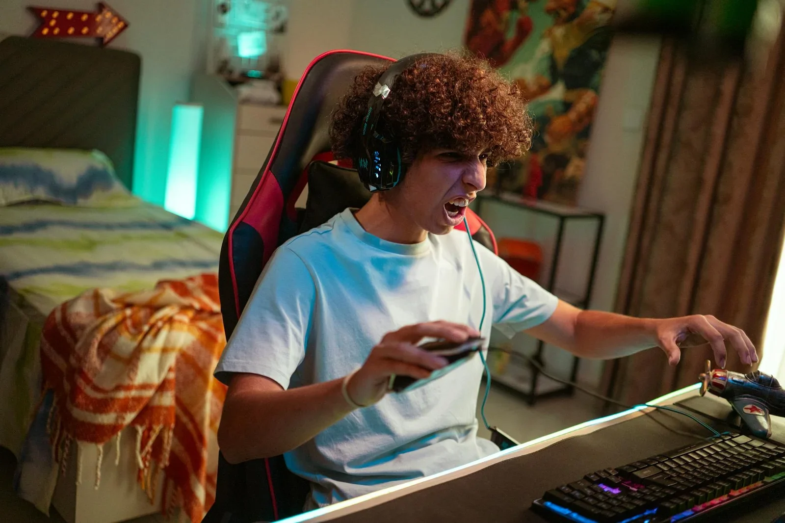 Không gian gaming trẻ trung tích hợp bàn ghế công thái học, ánh sáng tập trung tối ưu và góc máy tính hiện đại. | Thiết kế nội thất 24