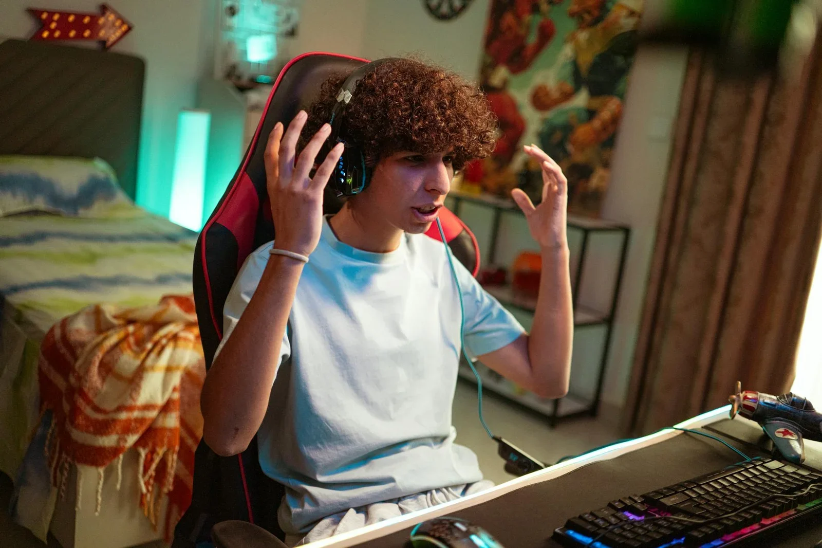 Góc gaming chuyên nghiệp trong phòng ngủ, trang bị bàn rộng, ghế đỡ cột sống và hệ đèn led hỗ trợ tập trung cao độ. | Thiết kế nội thất 24