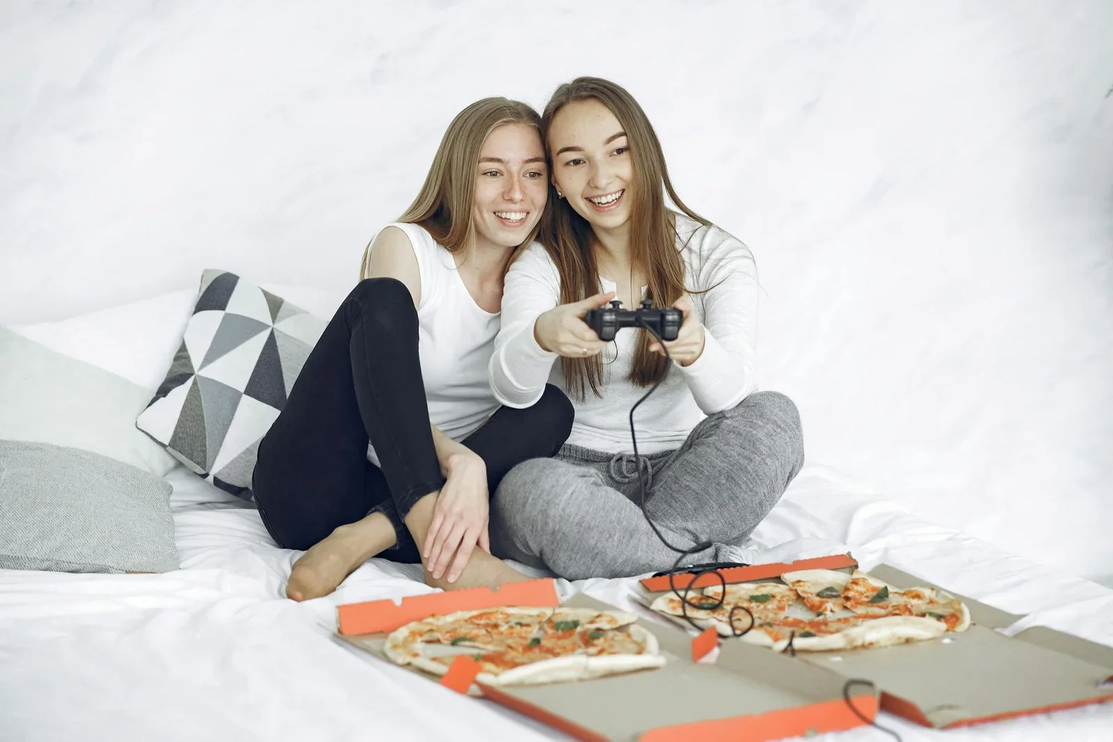 Không gian giải trí thân thiện cho nhóm bạn, kết hợp ghế sofa êm ái, bàn trà tiện lợi và ánh sáng vàng ấm áp. | Thiết kế nội thất 24