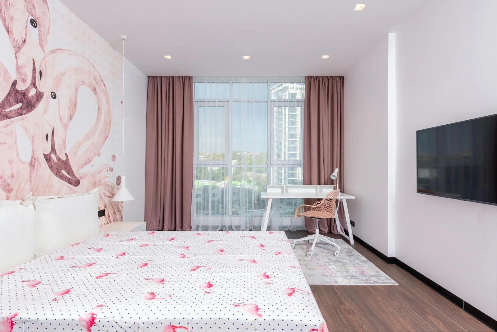 Giường rộng kê gần cửa sổ đón sáng tự nhiên, kết hợp tranh tường chim hồng cùng kệ tivi tạo nên phòng ngủ hài hòa. | Thiết kế nội thất 24