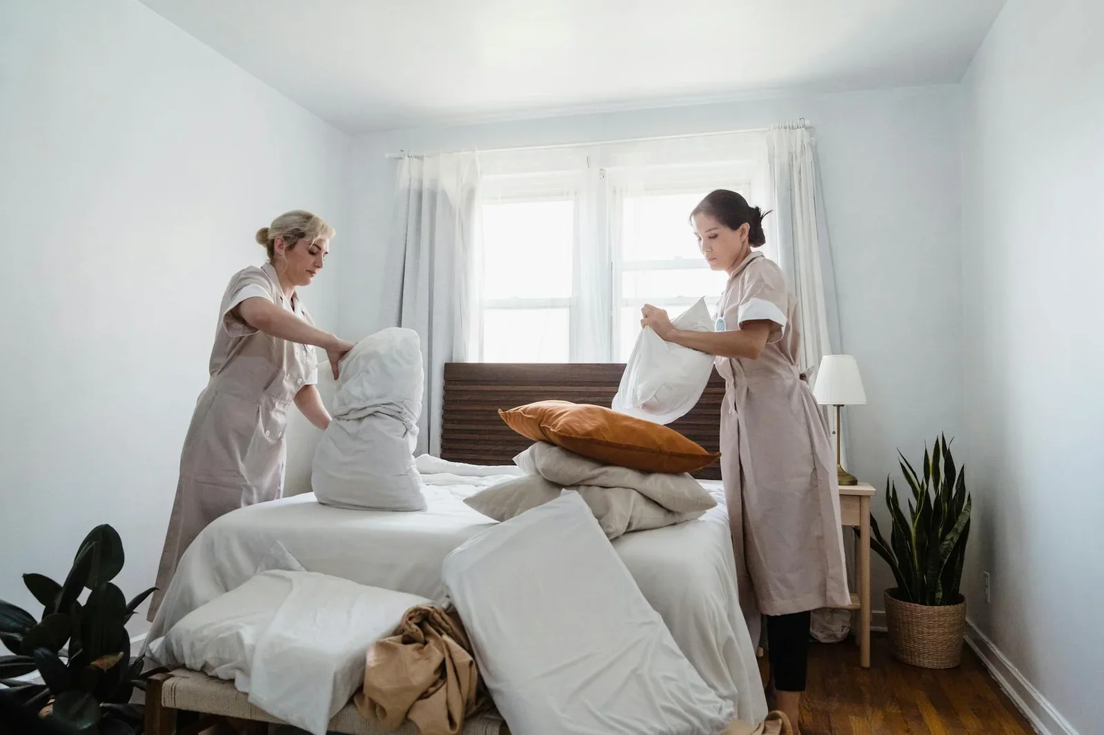 Đội ngũ chuyên nghiệp chỉnh trang giường ngủ tỉ mỉ, mang đến không gian sạch sẽ và cảm giác chào đón ấm cúng. | Thiết kế nội thất 24