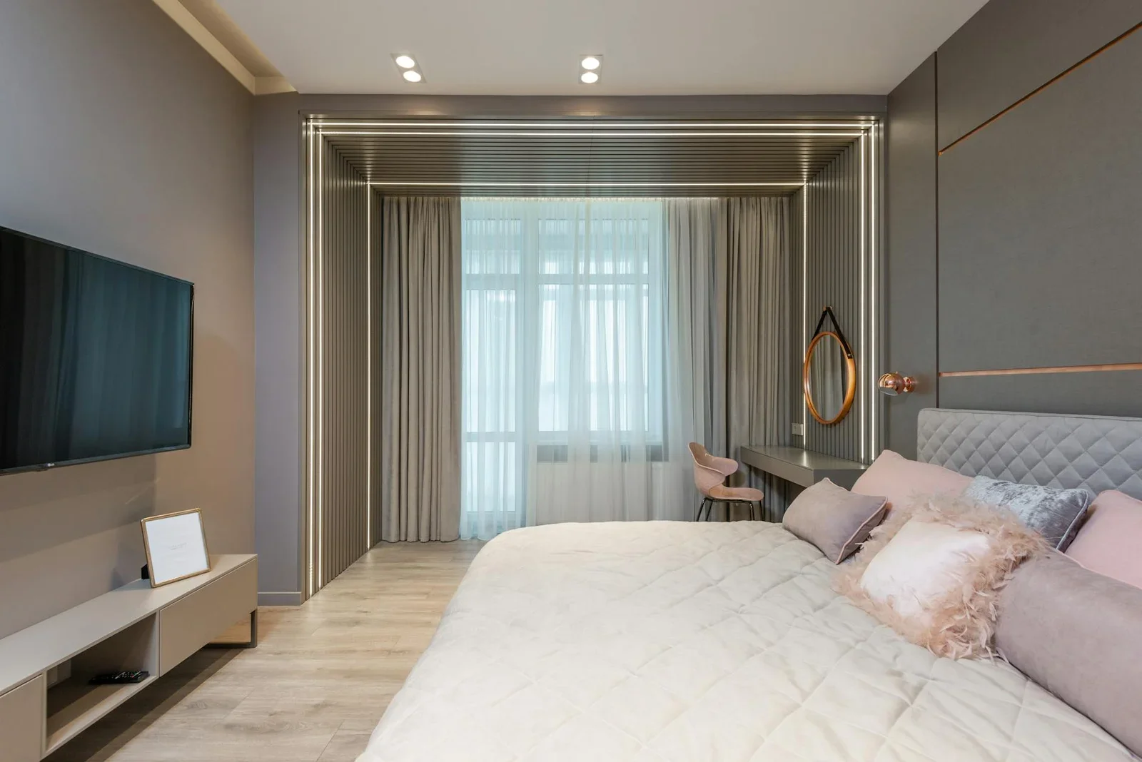 Thiết kế phòng ngủ hiện đại nổi bật với nệm khổ lớn êm ái cùng gối tựa mềm mại và tivi tiện nghi. | Thiết kế nội thất 24
