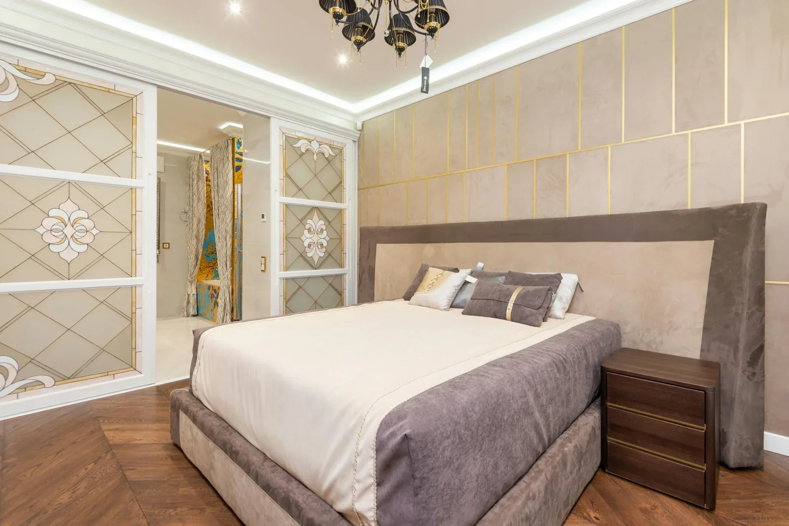 Phòng ngủ thanh lịch phối nội thất hiện đại cùng chi tiết tinh xảo, ánh sáng dịu nhẹ tôn lên vẻ đẹp sang trọng và ấm cúng. | Thiết kế nội thất 24