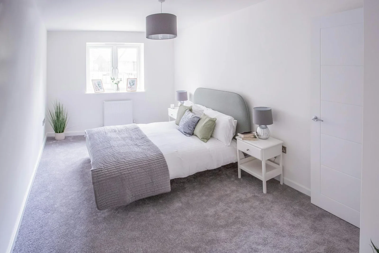 Bright modern bedroom with elegant furnishings and contempor | Thiết kế nội thất 24