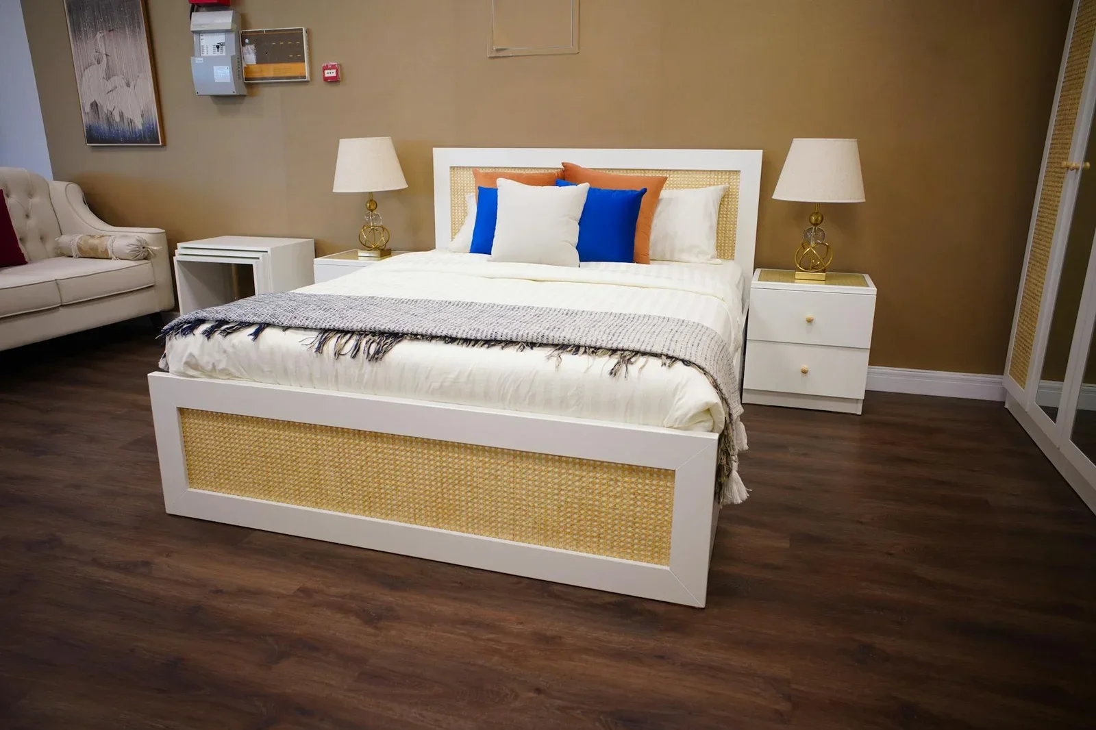 Nội thất cao cấp tông trung tính hòa quyện ánh sáng vàng ấm áp, kiến tạo phòng ngủ hiện đại đầy vẻ sang trọng. | Thiết kế nội thất 24