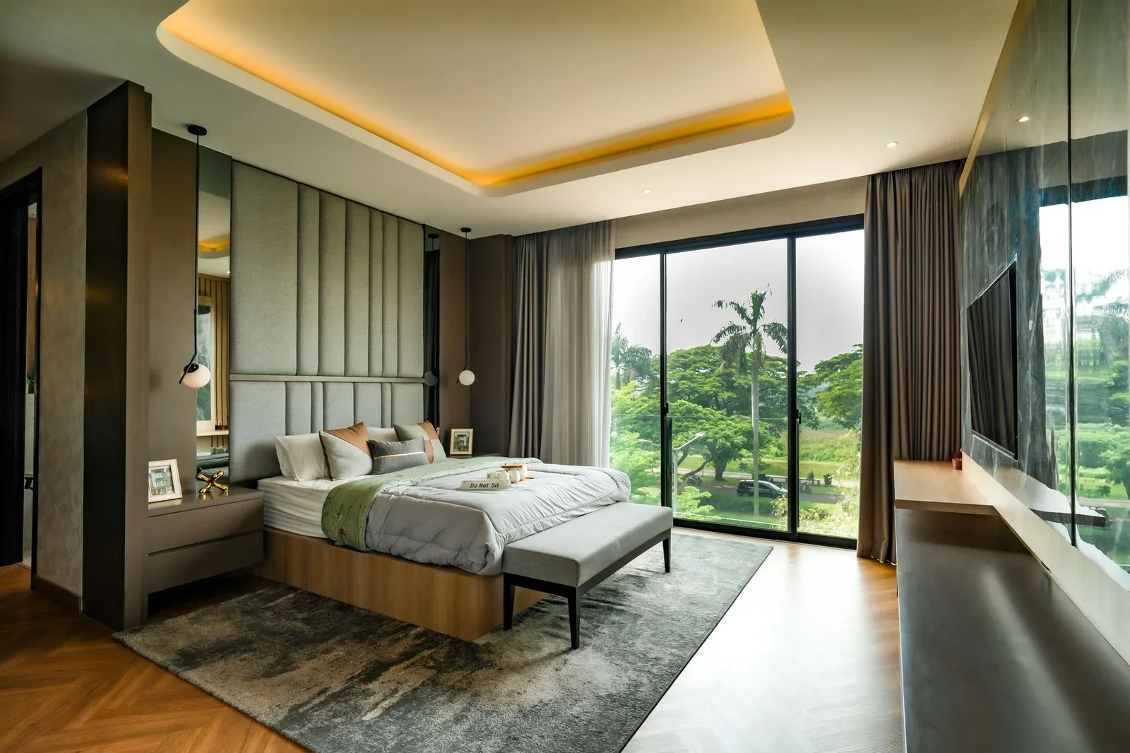 Không gian phòng ngủ rộng rãi thiết kế hiện đại, sở hữu hệ cửa kính lớn hướng ra cảnh quan xanh mát thư thái. | Thiết kế nội thất 24