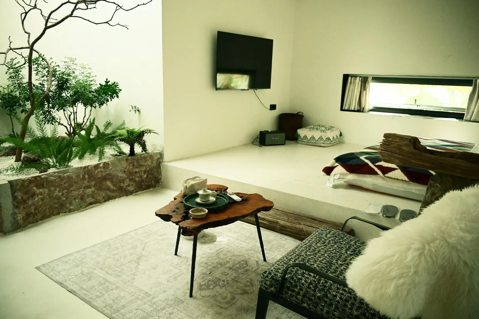 Phòng ngủ tối giản tích hợp vườn cây xanh mát trong nhà, phối hợp đồ trang trí ấm cúng mang lại cảm giác thư thái. | Thiết kế nội thất 24