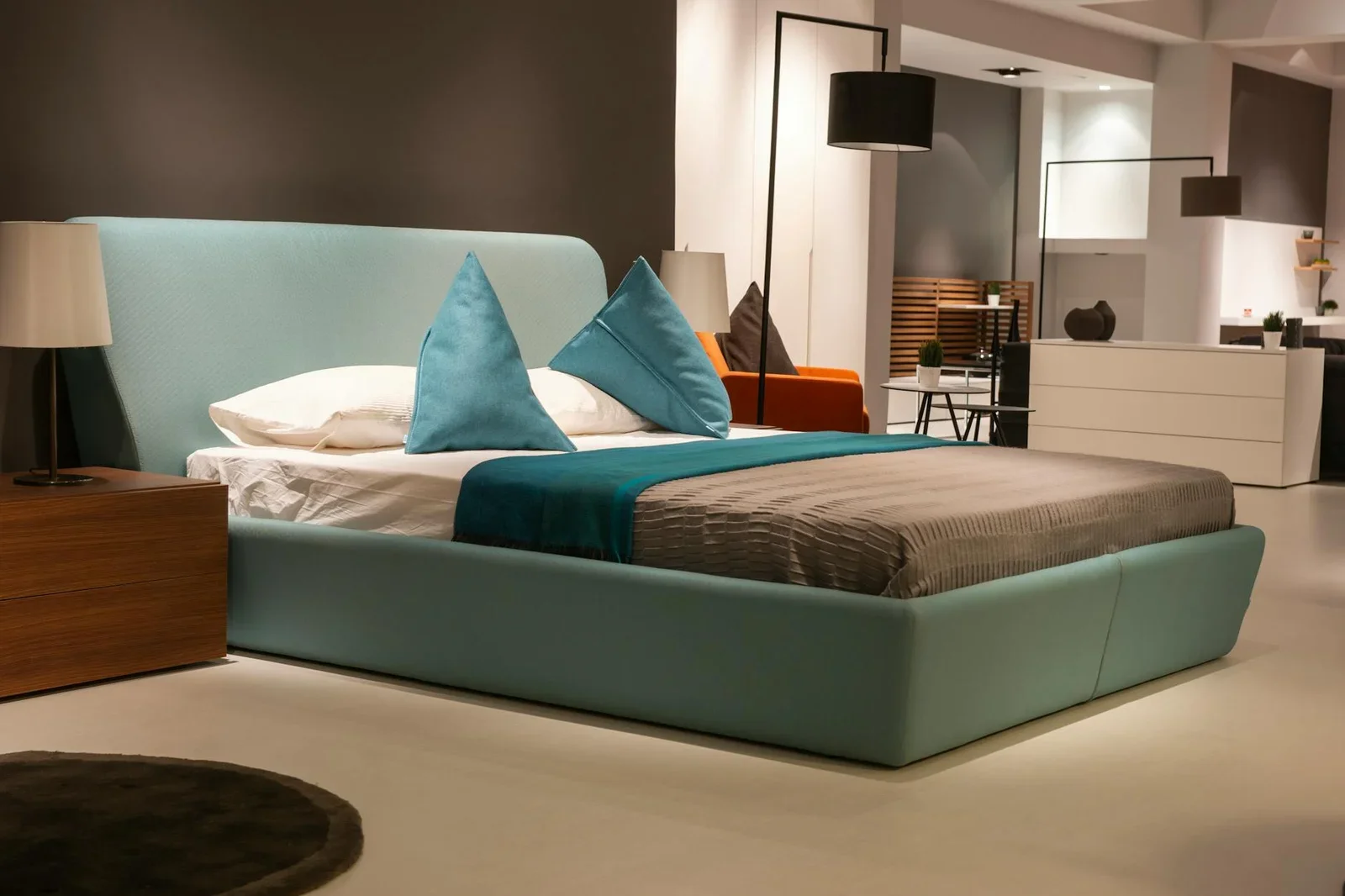 Giường ngủ êm ái phối điểm nhấn xanh ngọc, hài hòa cùng nội thất nâu gỗ mang đến vẻ đẹp hiện đại và thư thái. | Thiết kế nội thất 24
