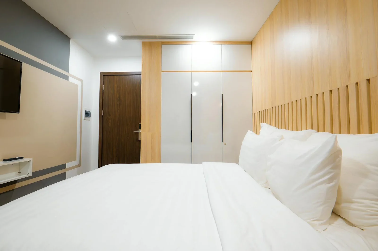 A modern hotel room with minimalist and cozy decor featuring | Thiết kế nội thất 24